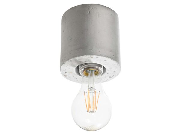 Szary plafon betonowy z ozdobną żarówką w stylu vintage