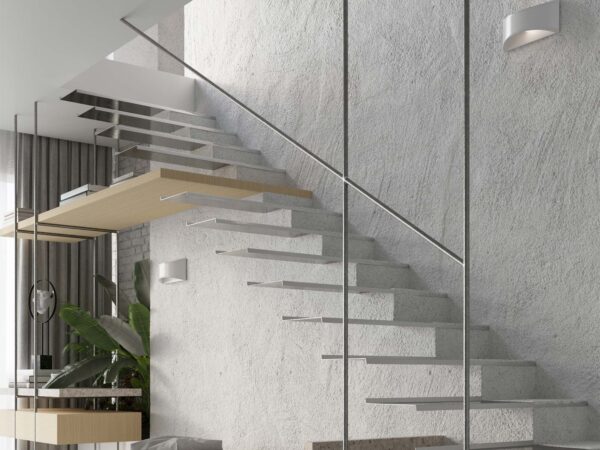 Betonowe schody z zamontowanymi kinkietami ściennymi – minimalizm