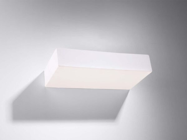 Nowoczesny biały kinkiet LED w formie prostokąta – montaż boczny