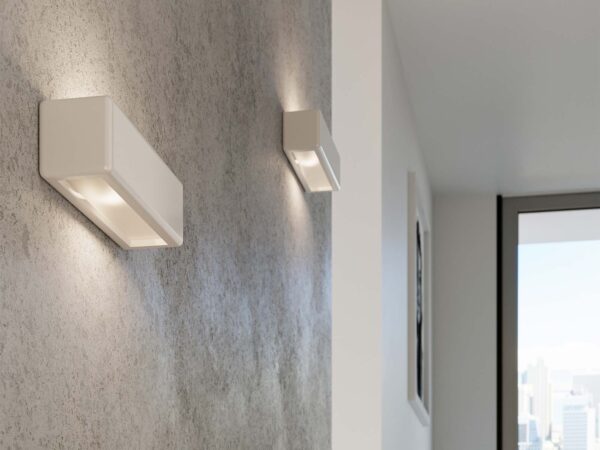 Nowoczesny kinkiet o wydłużonej formie z efektem świetlnym – montaż na ścianie