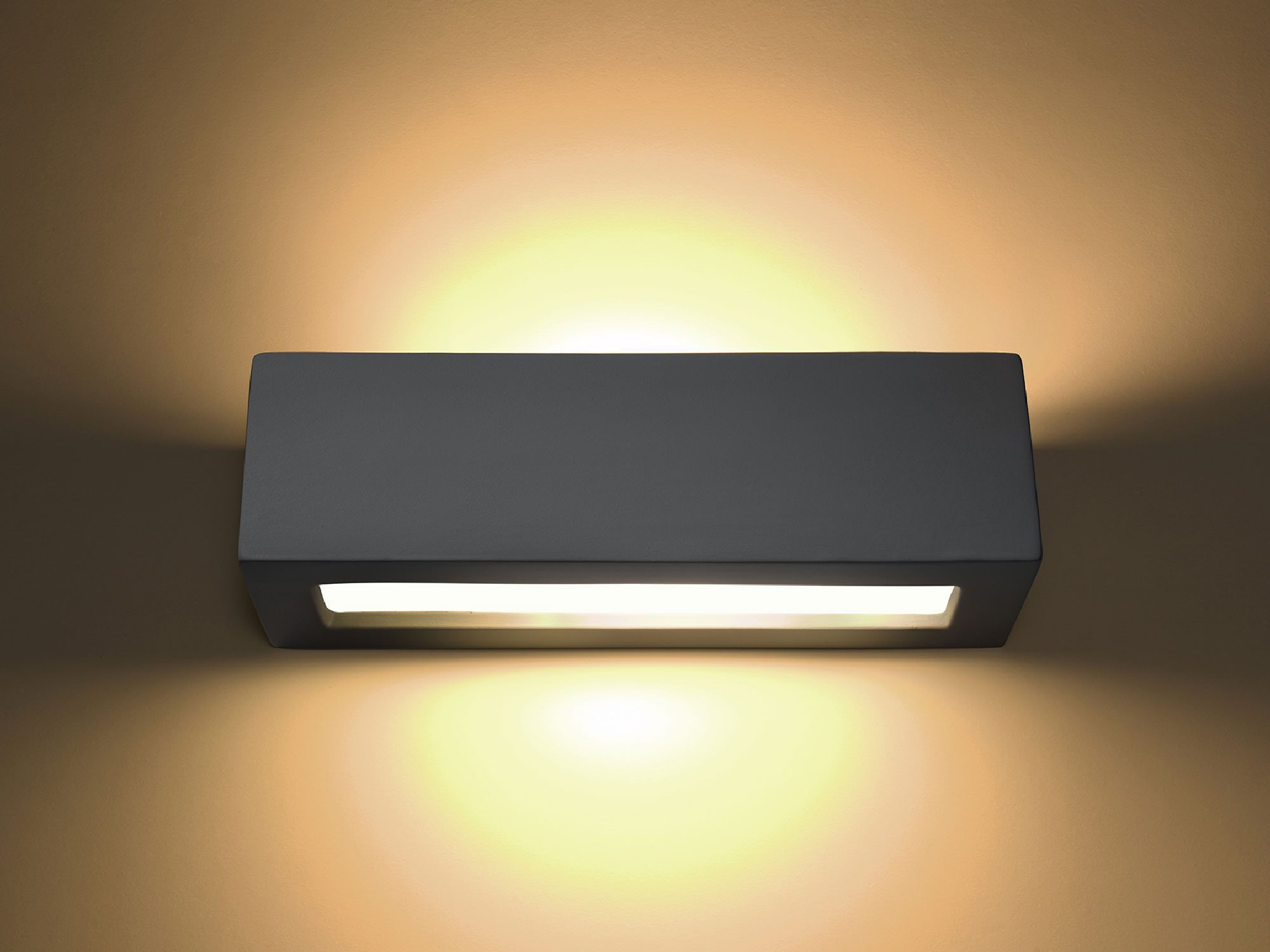 Czarny kinkiet LED prostokątny z jasnym światłem w salonie Czarny kinkiet LED prostokątny z jasnym światłem w salonie
