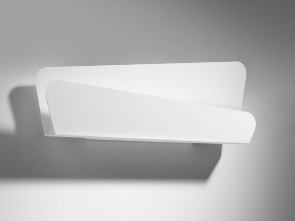 Kinkiet ścienny z białą, zaokrągloną formą – forma rzeźbiarska