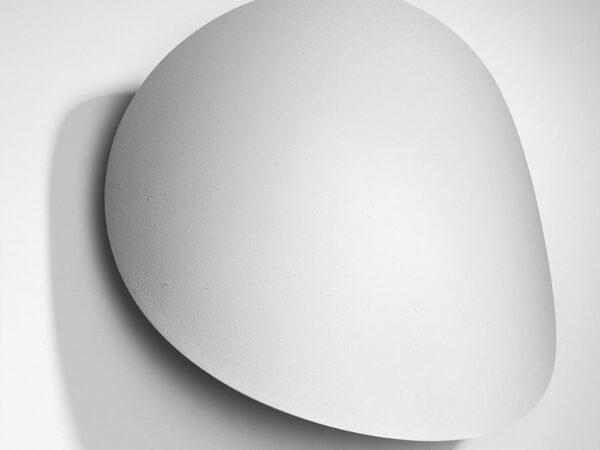 Lampa kinkietowa biała – miękka struktura, styl minimalistyczny