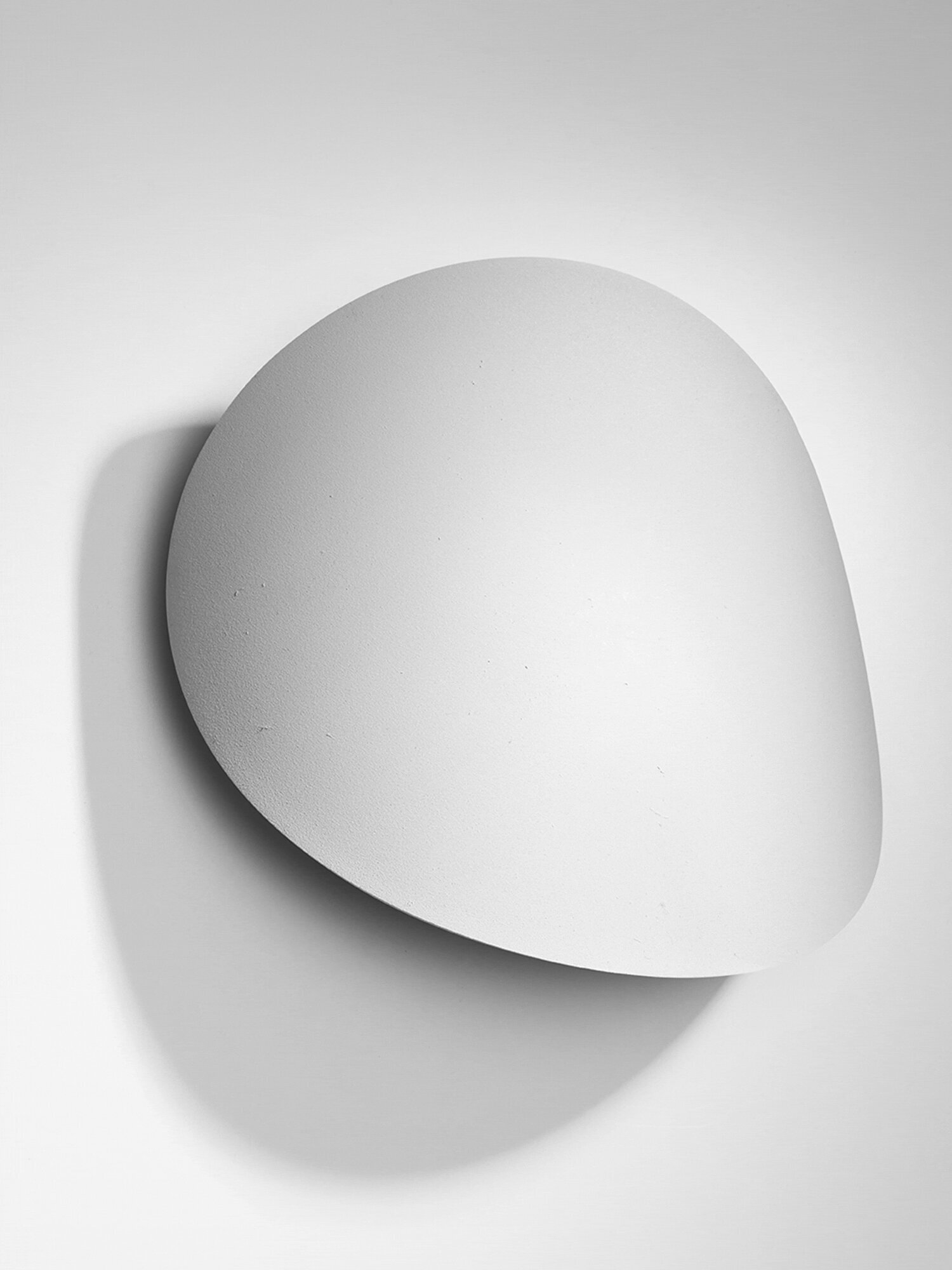 Lampa kinkietowa biała – miękka struktura, styl minimalistyczny