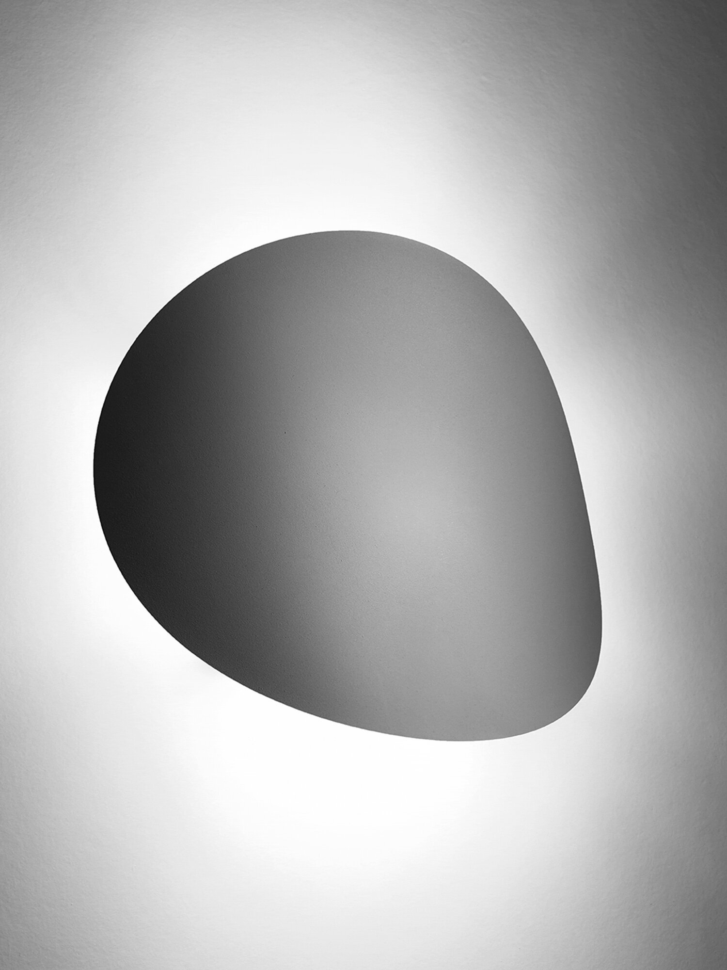 Kinkiet biały – forma kropli, delikatne rozproszenie światła