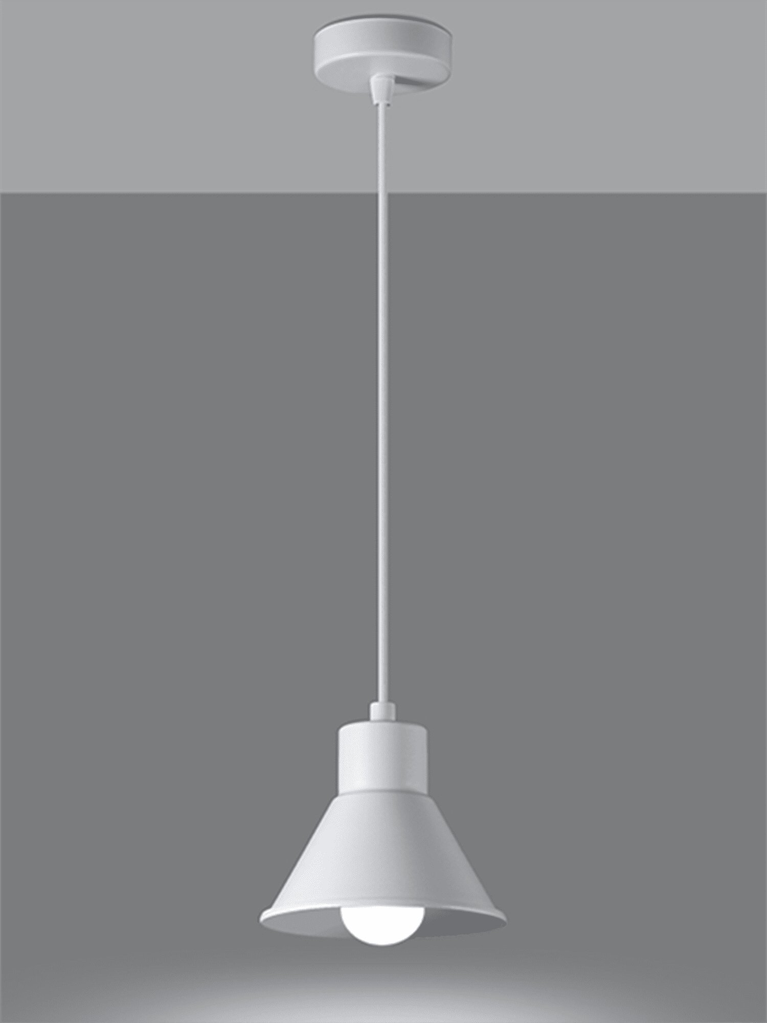 Szara lampa stożkowa – widok na tle szarej ściany