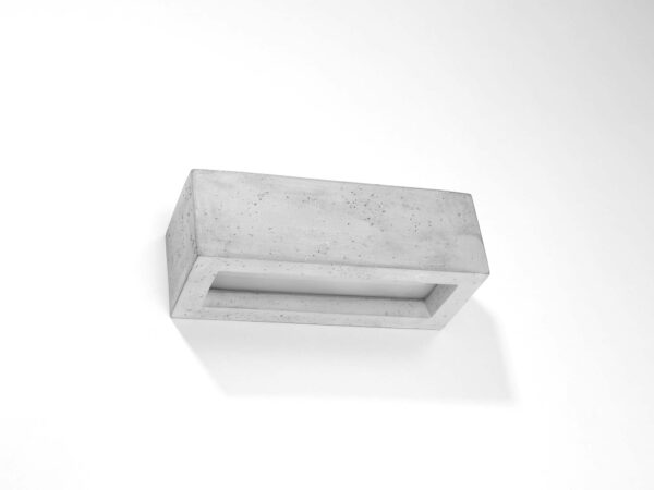 Nowoczesny kinkiet betonowy w jasnej aranżacji, styl industrialny