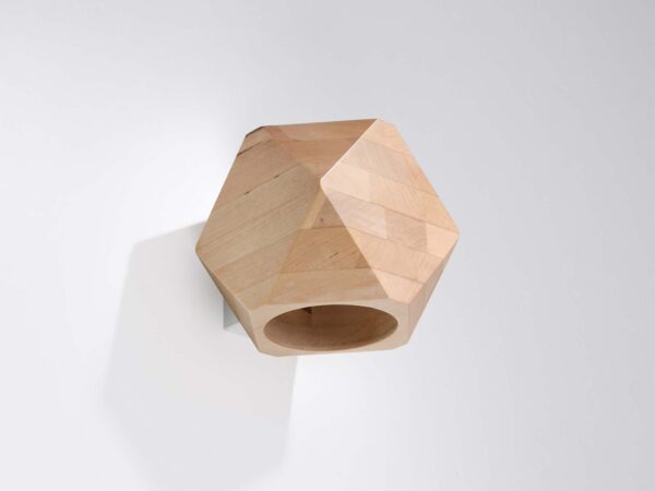 Lampa ścienna z drewna o nieregularnej bryle, styl rustykalny