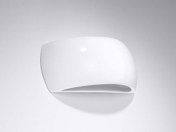 Designerski kinkiet ścienny o błyszczącej białej powierzchni
