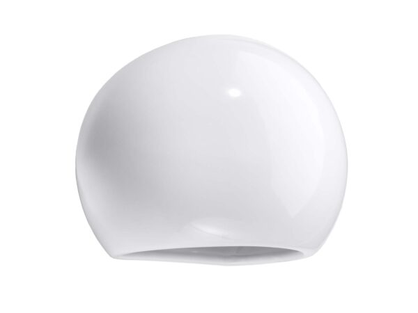 Błyszczący kinkiet w kształcie półkuli na białym tle