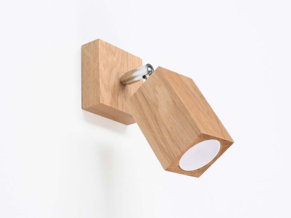 Kinkiet ścienny z jasnego drewna z regulacją kąta świecenia