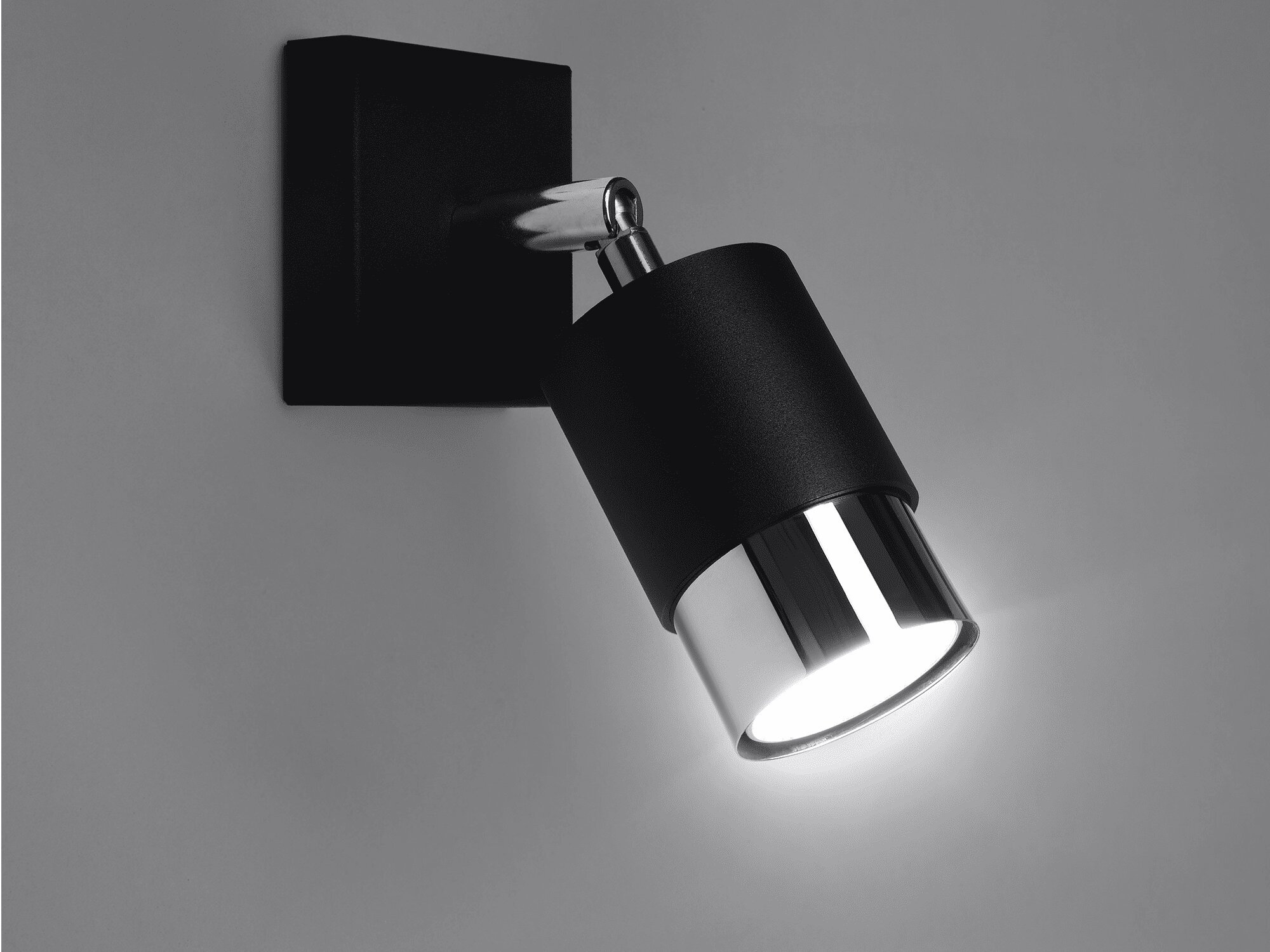 Czarny kinkiet z głowicą obrotową i srebrnym pierścieniem