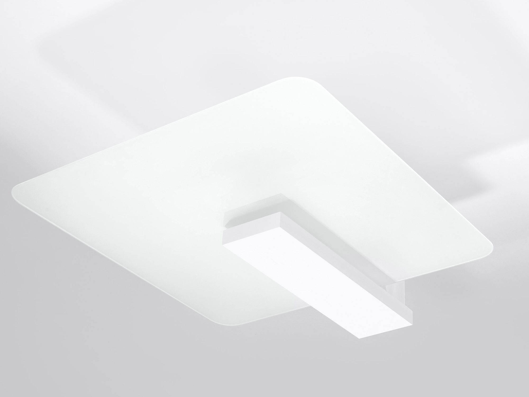 Lampa sufitowa LED oświetlająca wnętrze ciepłym światłem