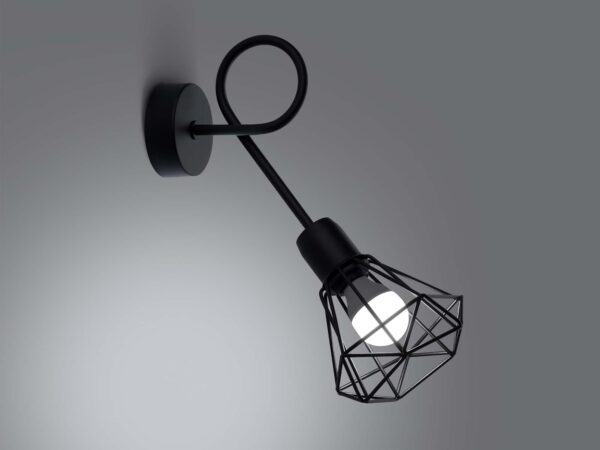 Detal mocowania kinkietu w stylu industrialnym, kolor czarny mat