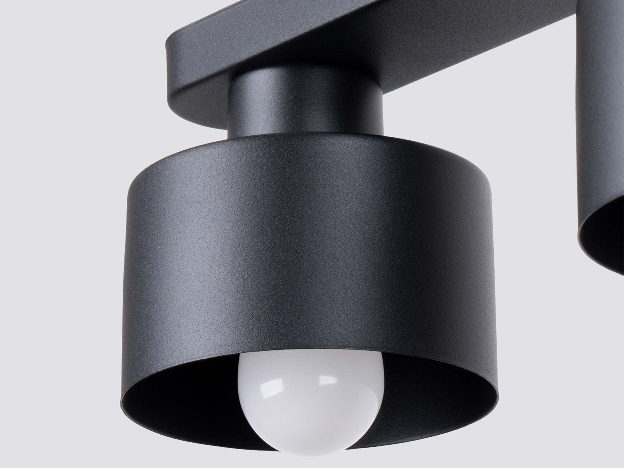 Zbliżenie czarnej lampy z białą żarówką