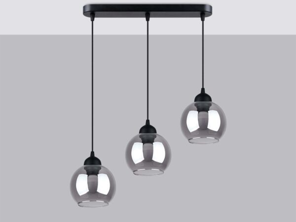 Trzy szklane kule wiszące