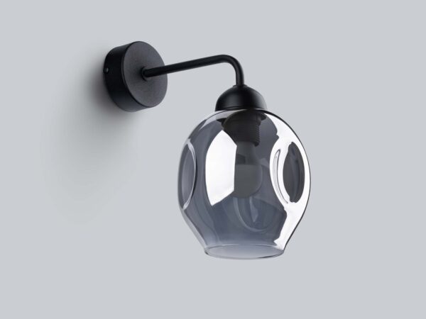 Designerski kinkiet ścienny – szklana kula i matowa oprawa