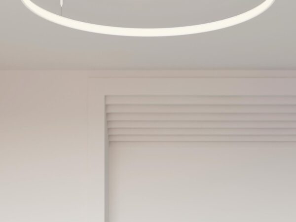 Nowoczesna lampa LED pierścieniowa nad minimalistycznym stołem