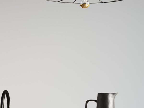 Cienka lampa wisząca o średnicy 45 cm z czarnymi ramionami