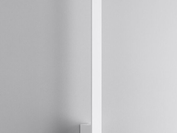 Biała lampa LED zamontowana pionowo, światło skierowane w górę