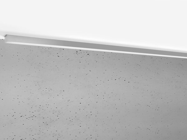 Jasnoszara lampa liniowa LED na tle betonu strukturalnego
