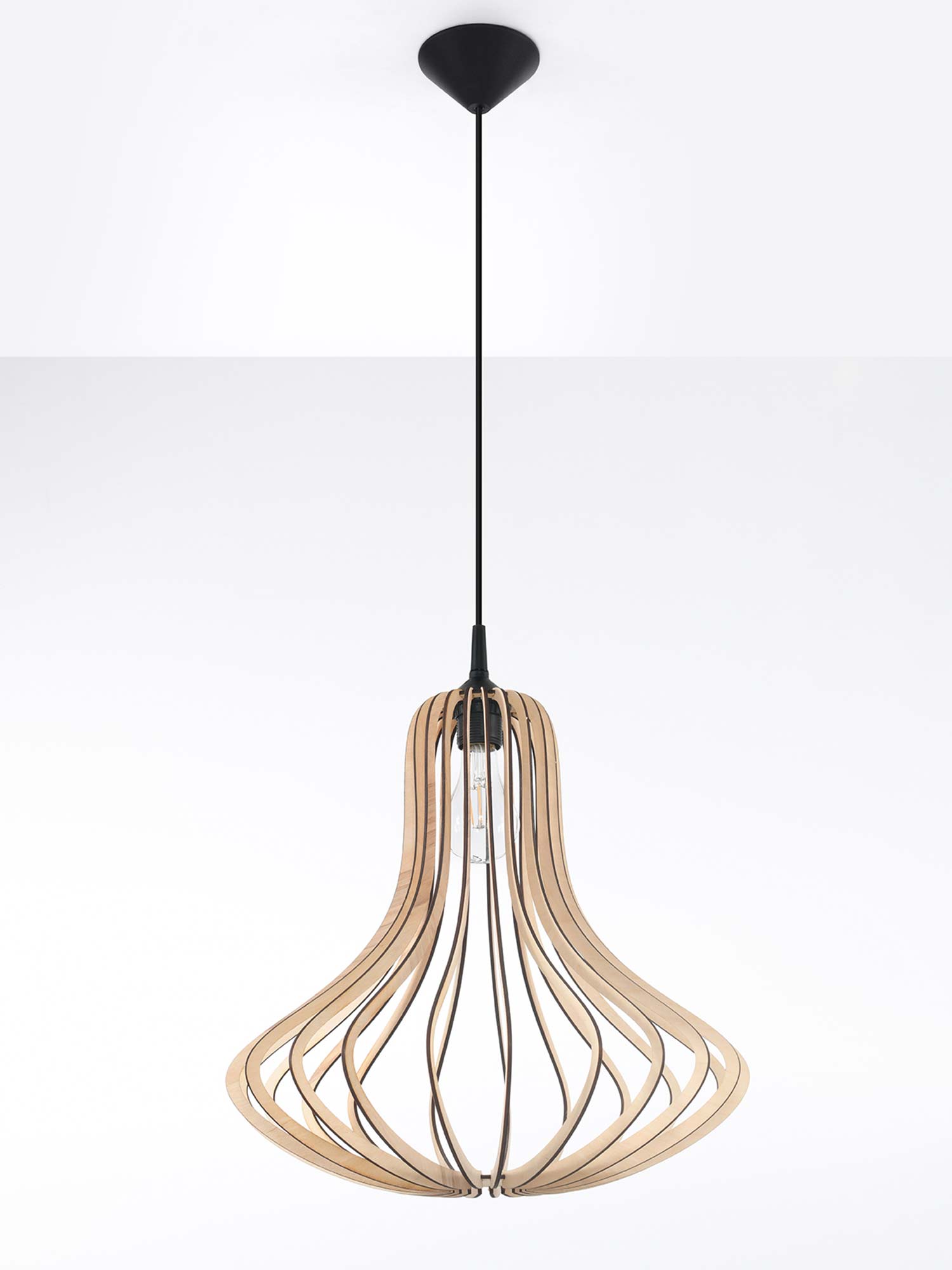 Designerska lampa z drewnianymi prętami o organicznym kształcie
