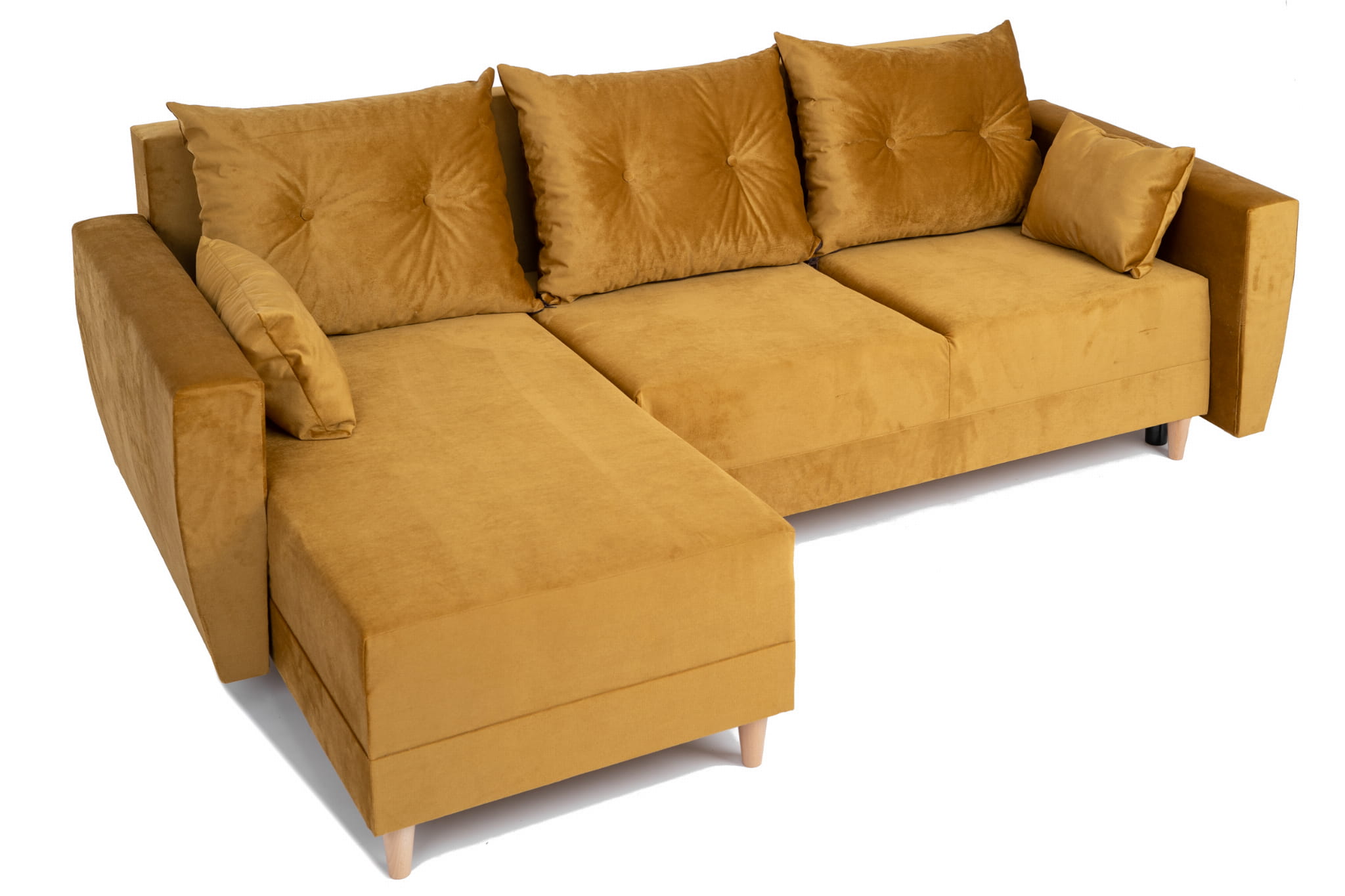 Miodowy narożnik z leżanką i poduchami w salonie