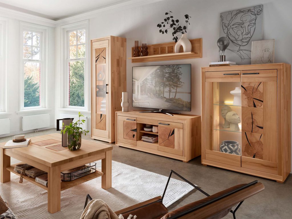 Drewniana meblościanka z telewizorem i roślinami w salonie