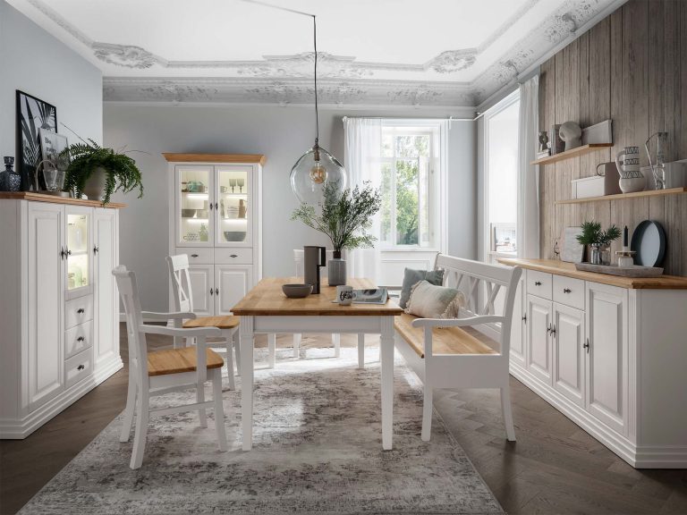 Jasna kuchnia z drewnianym stołem i krzesłami