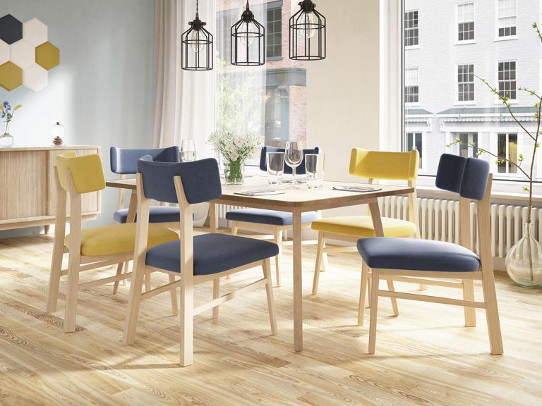 Kolorowa jadalnia ze stołem i krzesłami w stylu skandynawskim