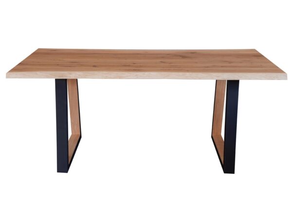 Minimalistyczny drewniany stół z czarnymi nogami – widok frontalny