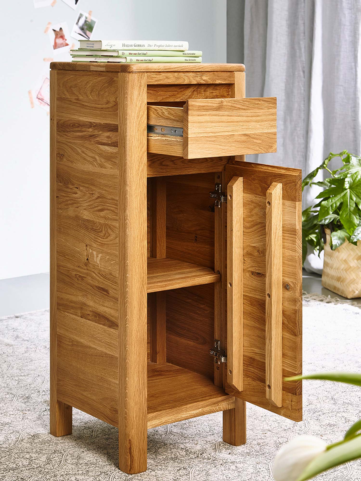 Szafka z otwartymi drzwiami i wysuniętą szufladą – układ wnętrza Szafka z otwartymi drzwiami i wysuniętą szufladą – układ wnętrza