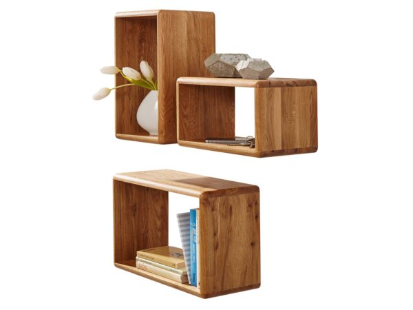 Drewniane półki wiszące – ekspozycja z książkami i dekoracjami