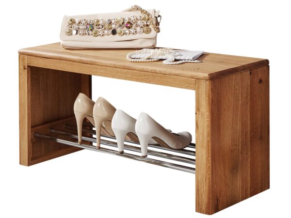 Ławka na buty z metalowymi prętami – klasyczne połączenie drewna i stali