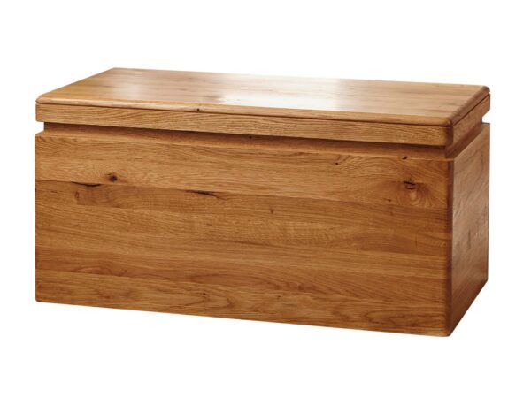 Skrzynia z litego drewna – zamknięta forma, rustykalny styl