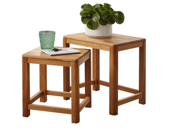 Dwa stoliki z drewna dębowego – ustawione jeden pod drugim, dekoracja i książki