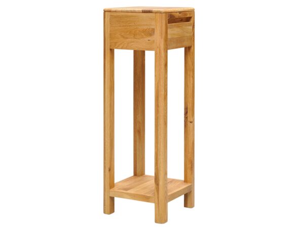 Wysoki stolik z półką – minimalistyczna elegancja