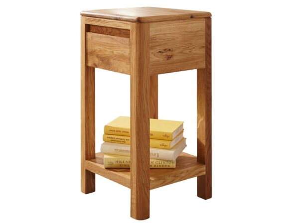 Stolik z dębu z dolną półką – ozdobiony książkami
