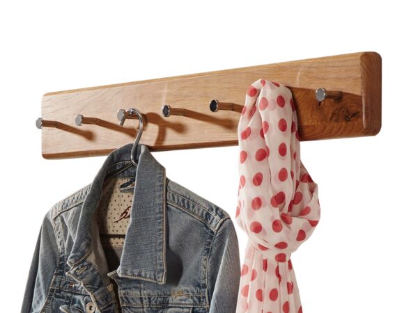 Wieszak z ubraniami – drewniany drążek i haczyki