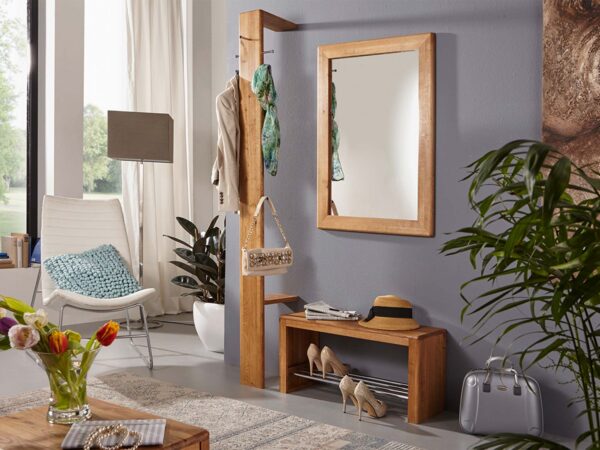 Przedpokój z wieszakiem, lustrem i szafką – naturalne drewno w aranżacji
