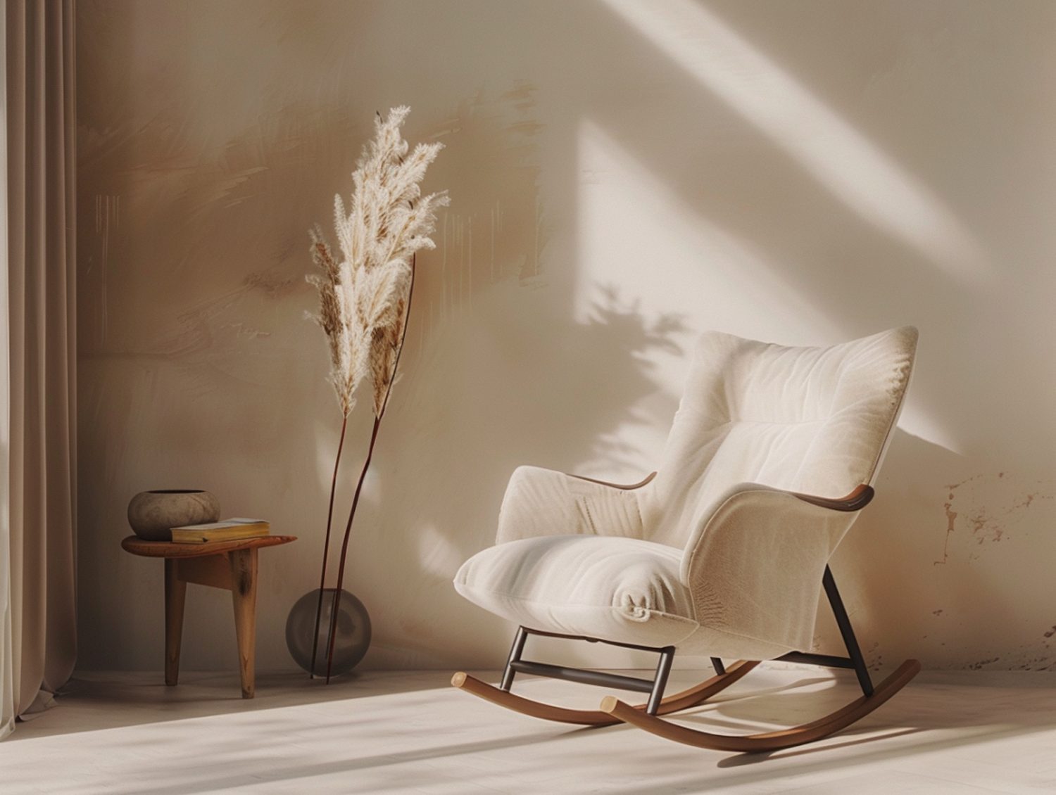 Beżowy fotel wypoczynkowy z podłokietnikami i dekoracją z traw