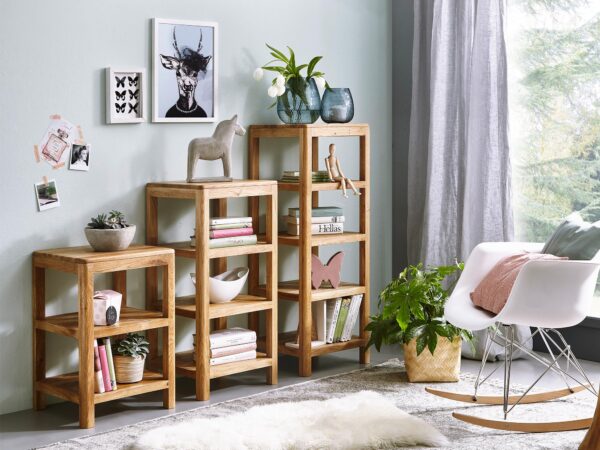 Regały ustawione obok siebie z dekoracjami – pomysł na przechowywanie