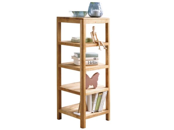 Regał z otwartymi półkami i dekoracjami – ustawiony przy oknie