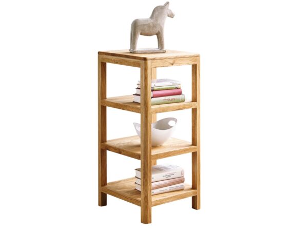 Regał z książkami i figurką – aranżacja z nutą skandynawskiego stylu