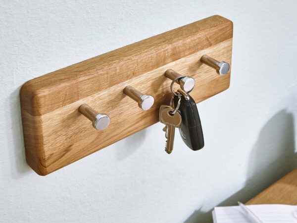 Drewniana listwa na klucze z czterema haczykami – minimalistyczny wieszak ścienny
