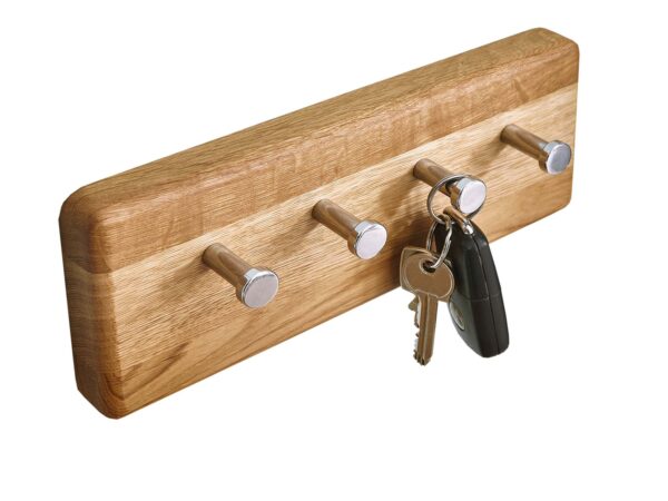 Wieszak z haczykami i kluczami – zawieszony na białej ścianie