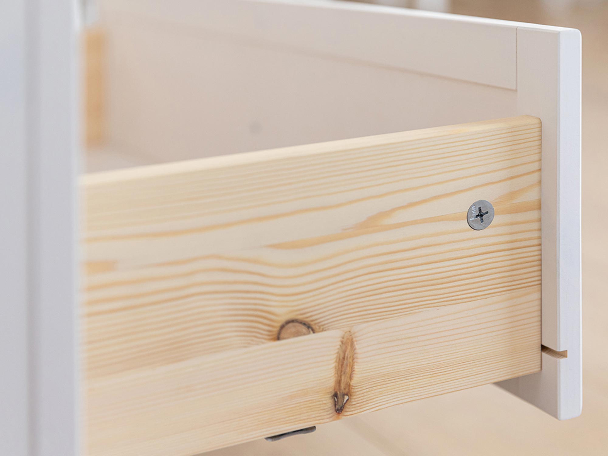 Wnętrze szuflady z litego drewna – widoczna struktura sosny Wnętrze szuflady z litego drewna – widoczna struktura sosny