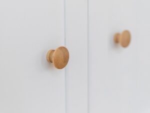 miniaturka Komoda Mała Klasyczna Sosna z Cichym Domykiem Petra