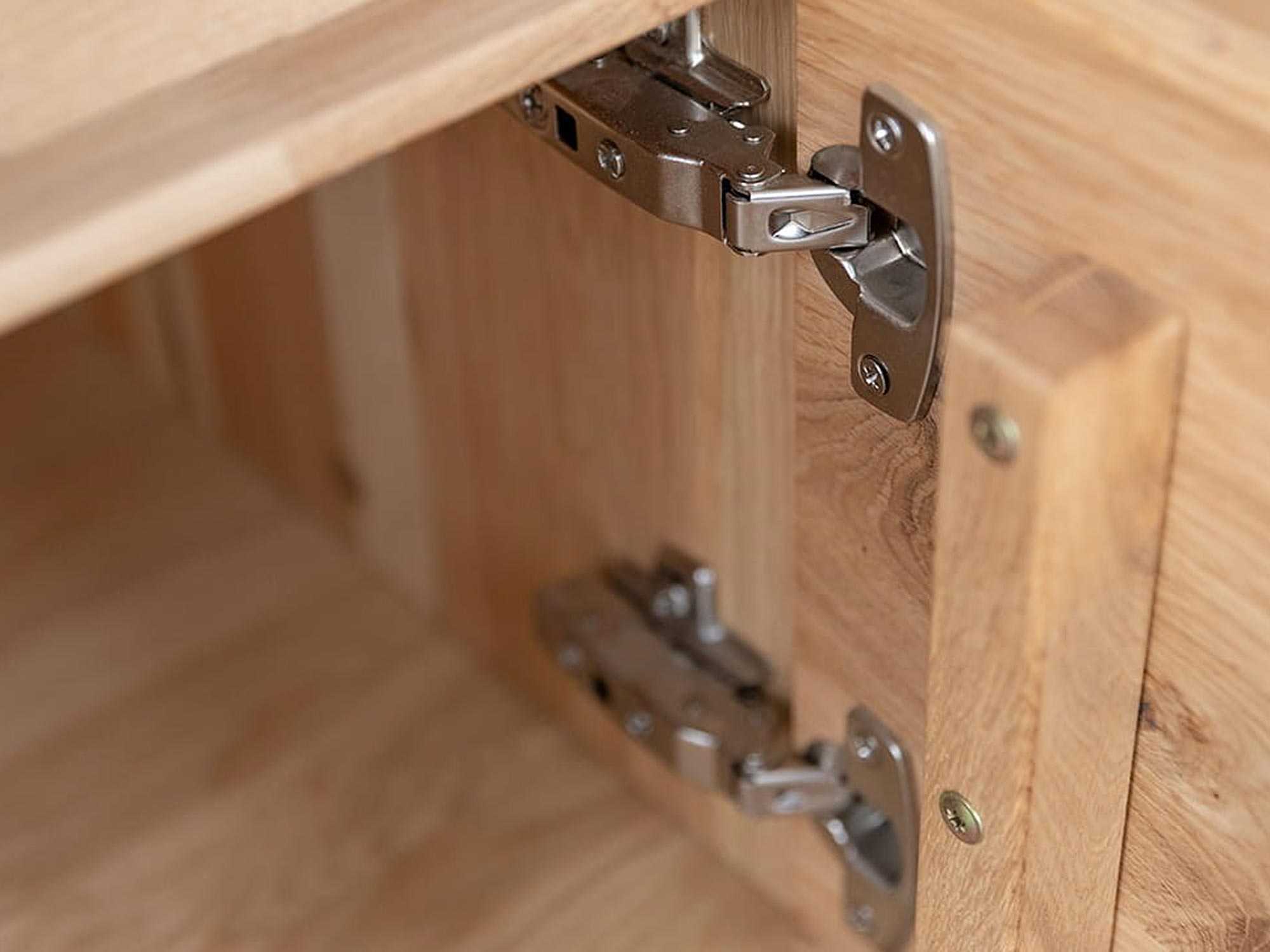 Zawias puszkowy w komodzie – detal techniczny montażu