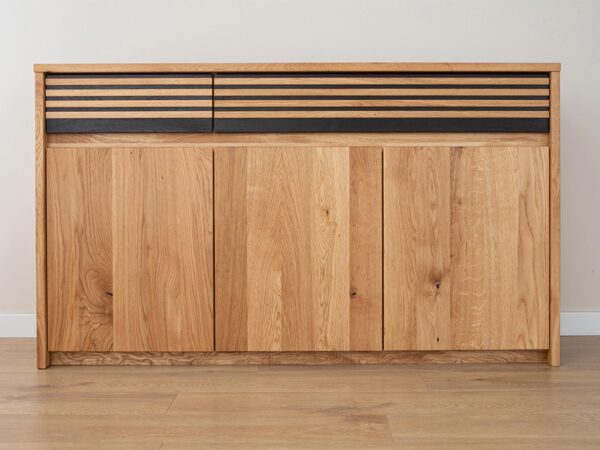 Komoda nowoczesna z drewnianym frontem i czarnymi akcentami – zamknięta